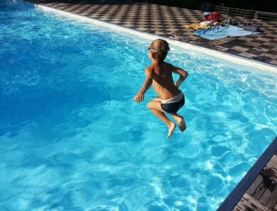 Utiliser un sel adapté pour une piscine sans souci